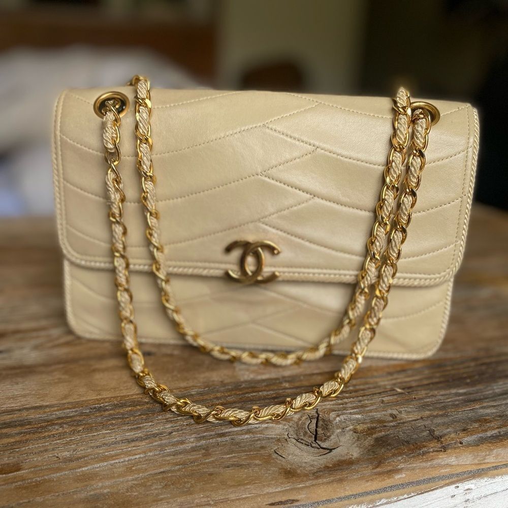 Vintage CHANEL Lambskin Cross Body Bag Cream / Gold Hardware
